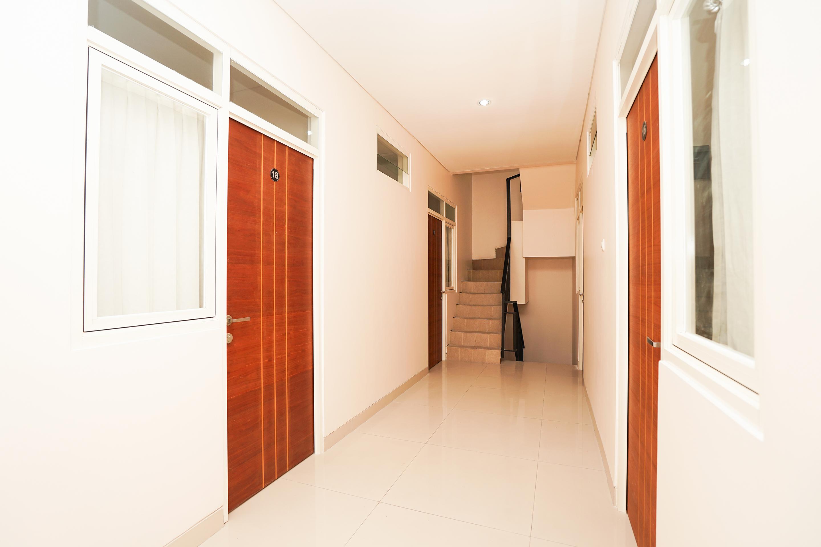 Oyo 782 Menjangan Residence At Citraland 1 Surabaya Exterior foto