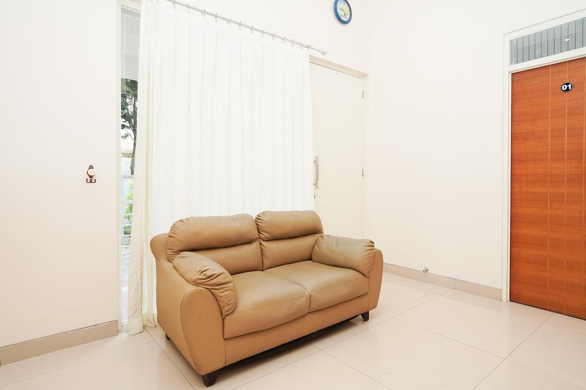 Oyo 782 Menjangan Residence At Citraland 1 Surabaya Exterior foto